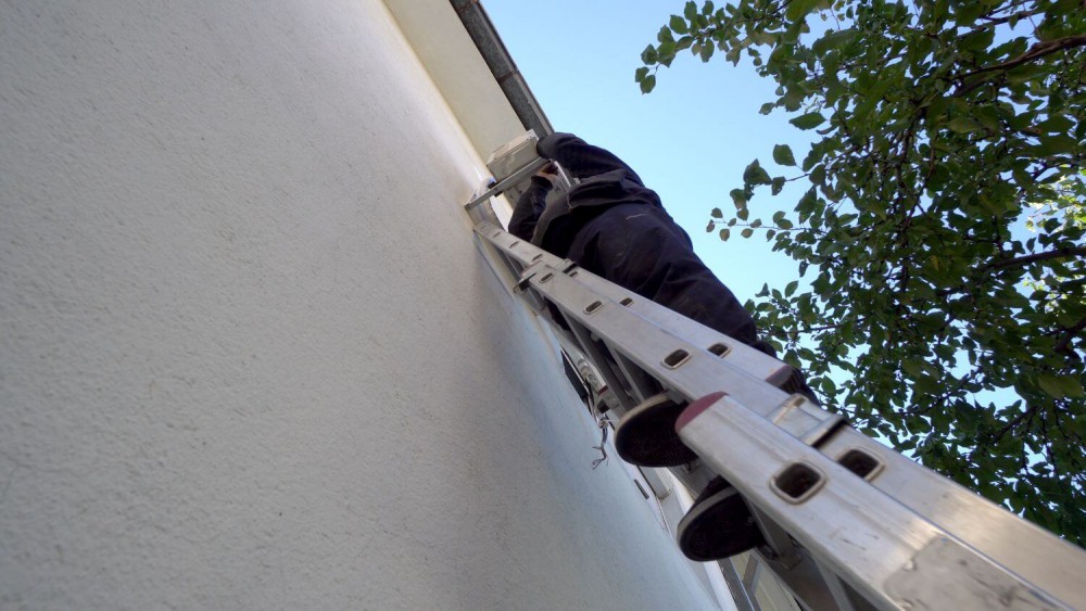 Montaż jednostki zewnętrznej klimatyzacji na elewacji budynku