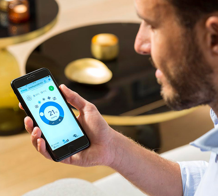 Sterowanie klimatyzacją Daikin Stylish Light Wood przez aplikację Onecta oraz Google Assistant i Alexa