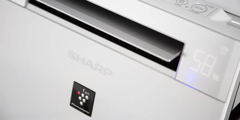 Sharp KI-G75EUW wywiew powietrza, logo Sharp i Plasmacluster