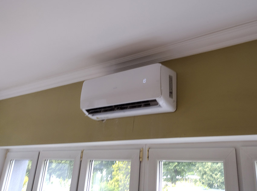 Klimatyzator AUX nad oknami w pokoju 15 m² w Słupsku