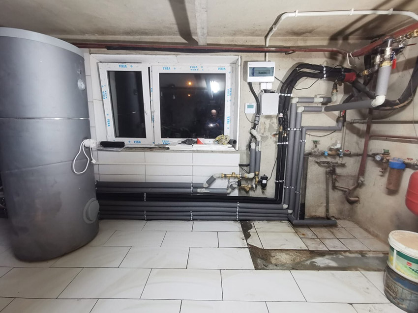 Instalacja hydrauliczna pompy ciepła wykonana w kotłowni z uporządkowanym prowadzeniem rur