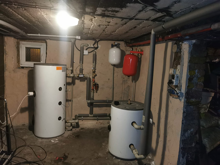 Zasobnik i hydraulika układu pompy ciepła zamontowane w pomieszczeniu technicznym