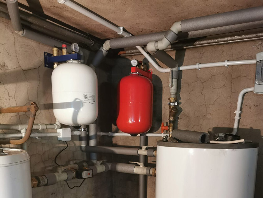 Kotłownia z zasobnikami, naczyniami wzbiorczymi i instalacją pompy ciepła w realizacji w Krakowie