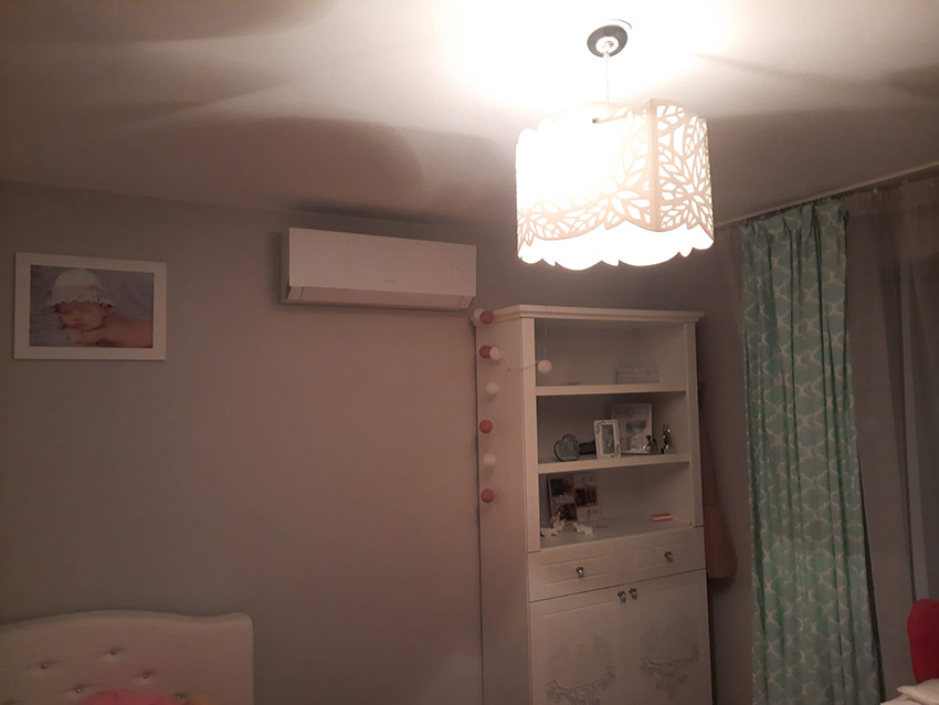 Klimatyzator Gree Clivia White zamontowany w sypialni