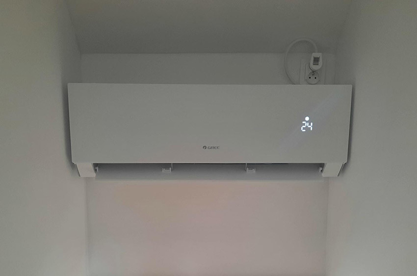 Klimatyzator Gree Clivia White zamontowany w trudno dostępnym miejscu