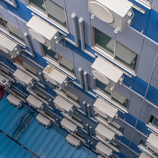 Klimatyzatory zewnętrzne 6 kw zamontowane na elewacji bloku