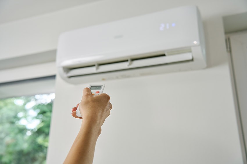 Klimatyzator o mocy 4 kW sterowany za pomocą pilota