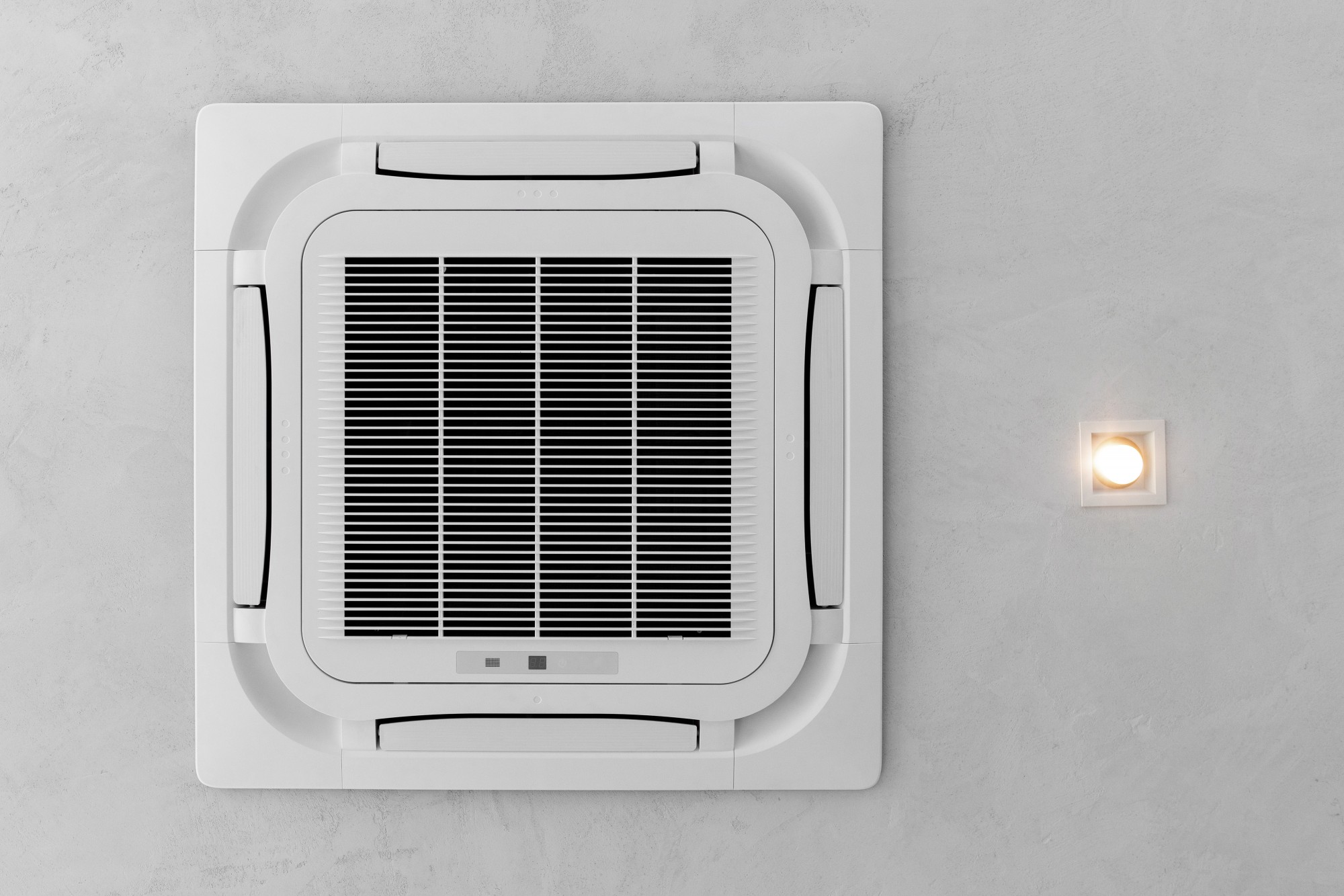 Klimatyzator kasetonowy zamontowany na suficie