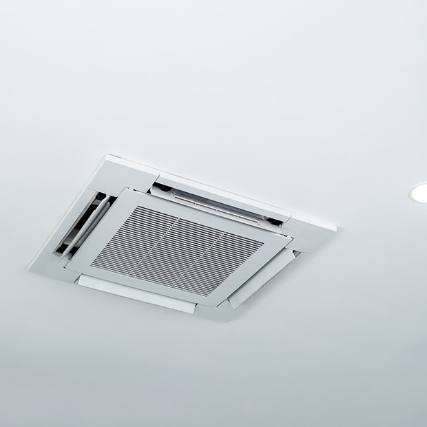 Klimatyzator kasetonowy zamontowany w suficie podwieszanym