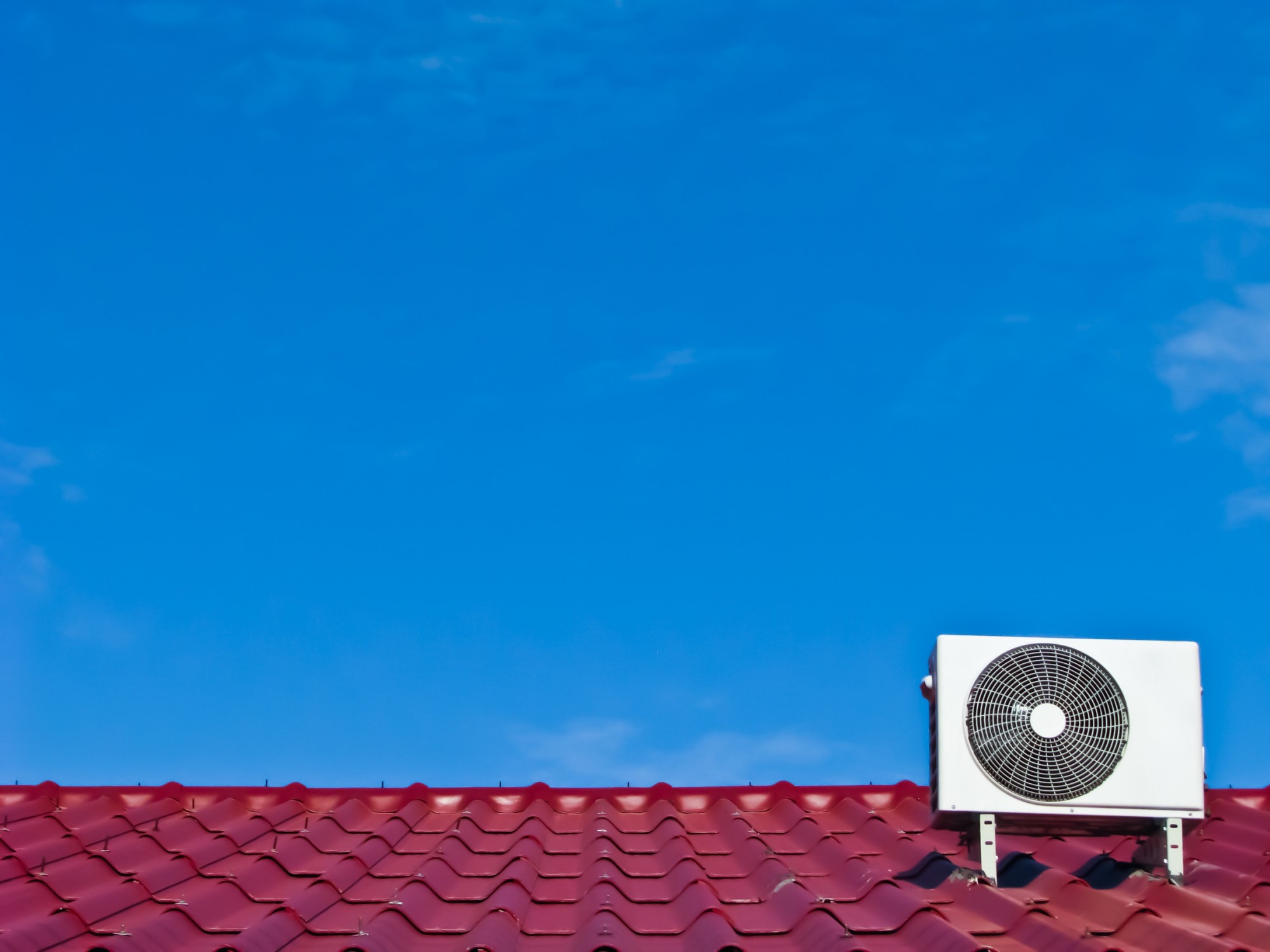 Klimatyzator na dachu budynku jednorodzinnego