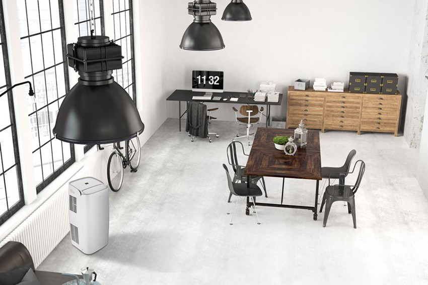 Aranżacja klimatyzatora przenośnego w dużym salonie