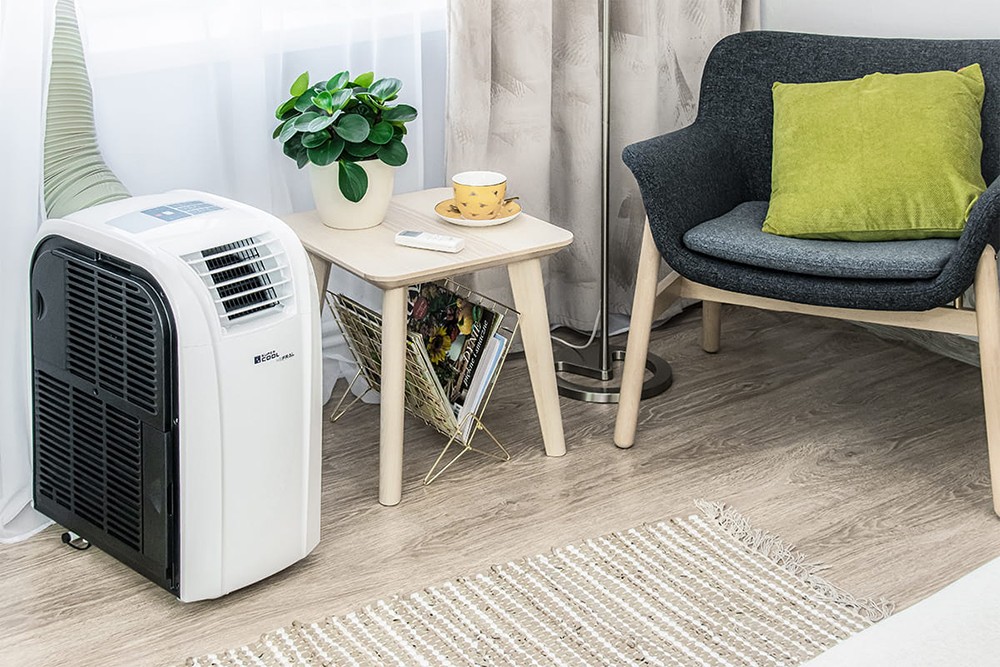 Klimatyzator przenośny marki FRAL z zainstalowaną rurą do odprowadzania powietrza