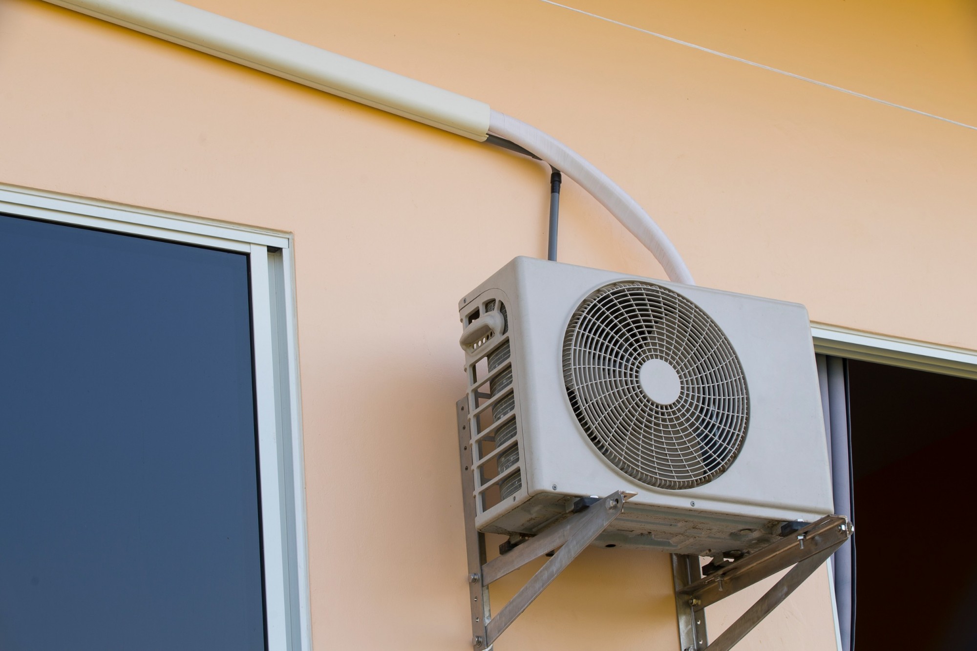 Klimatyzator zamontowany na elewacji balonu