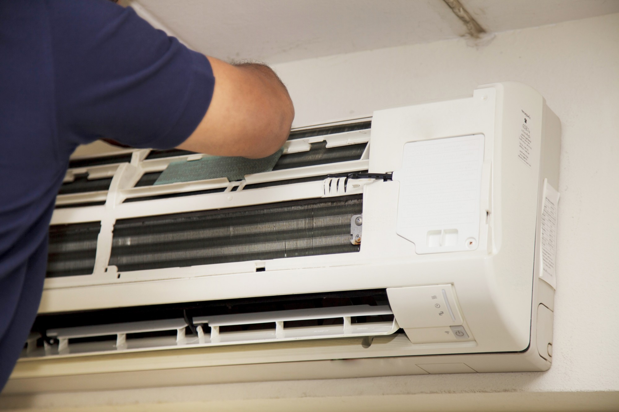 Odgrzybianie klimatyzacji podczas przeglądu okresowego