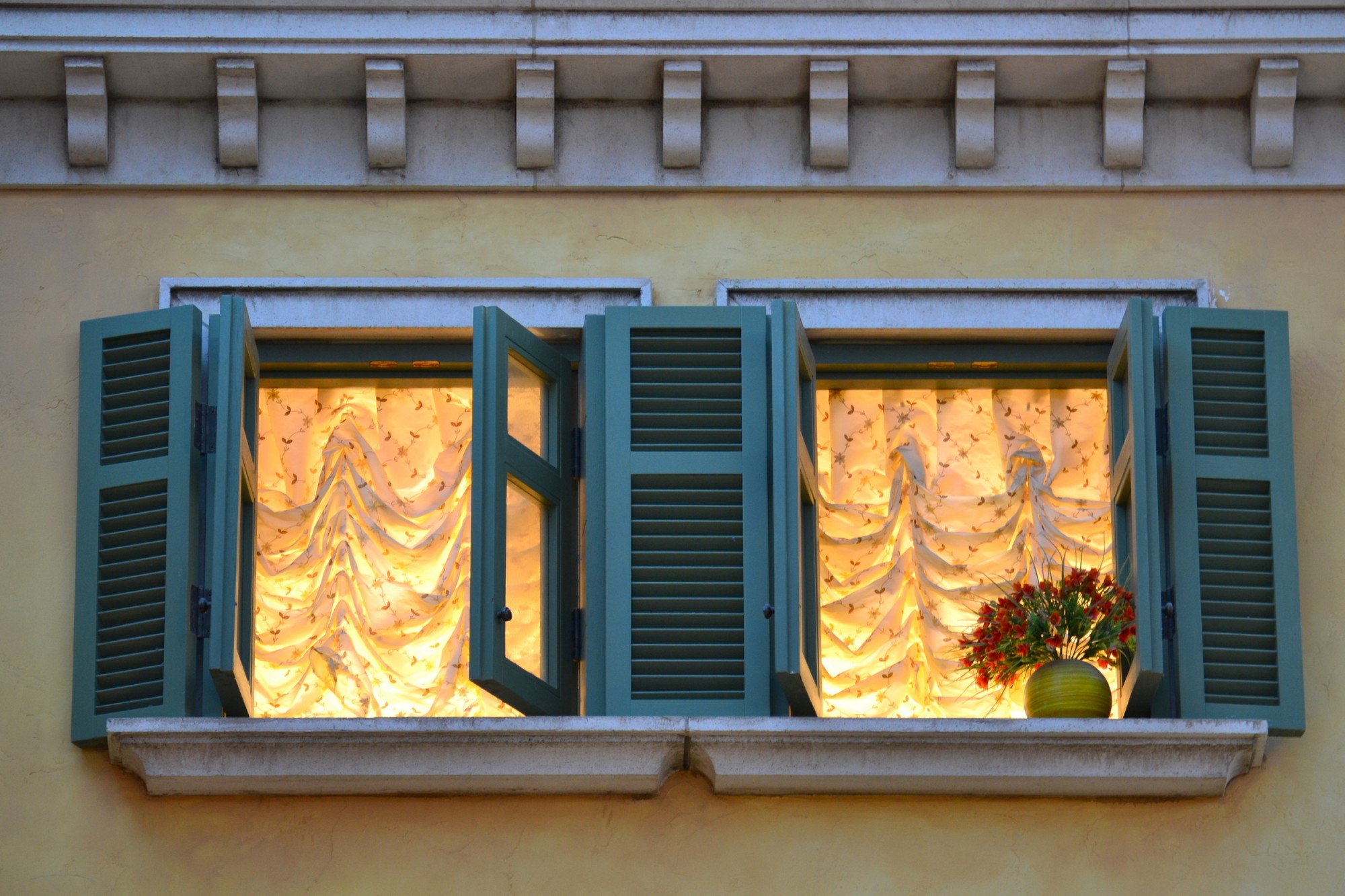 Otwarte okna w zabytkowym budynku 