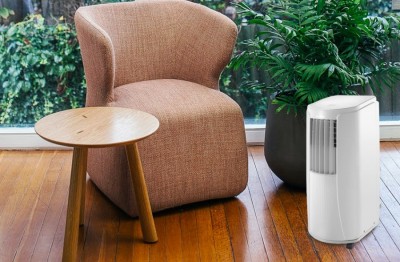 Aranżacja klimatyzatora przenośnego Gree przy stoliku 