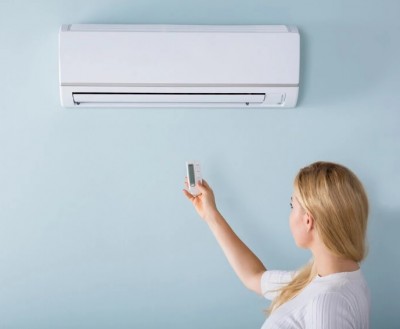 Klimatyzator ścienny split - wygodne sterowanie pilotem 