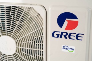 Gree U-Crown Champagne widok z bliska na jednostkę zewnętrzną - logo